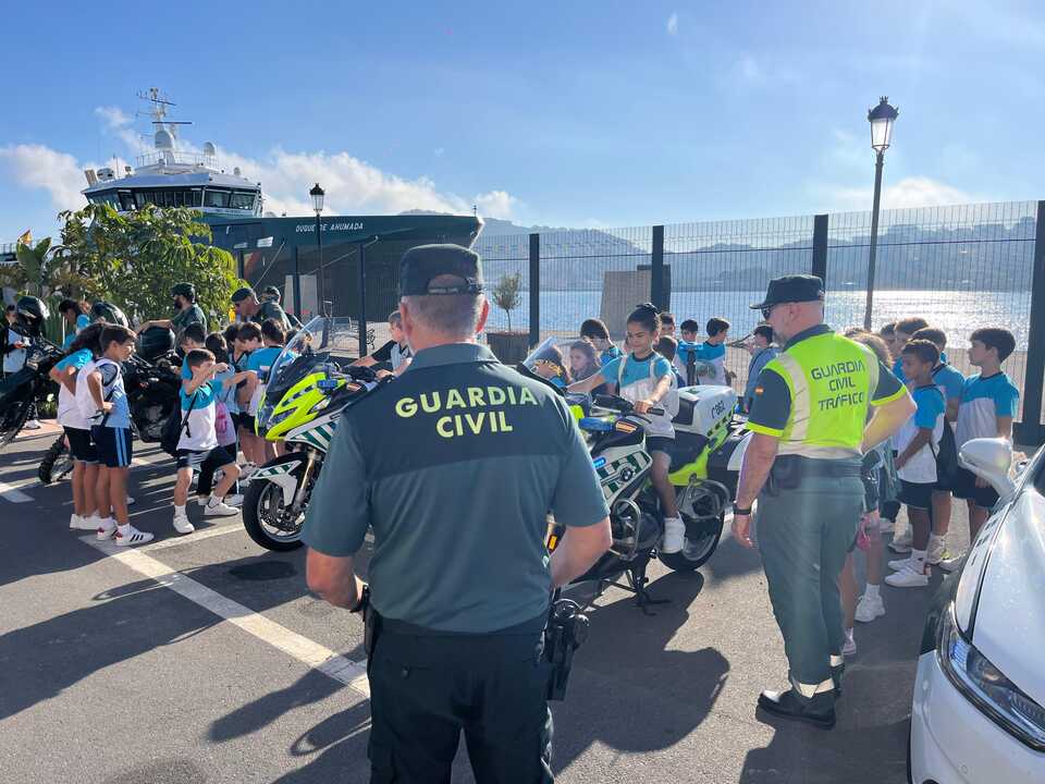 Exhibición de medios de la Guardia Civil en el Muelle España./ J.A. González
