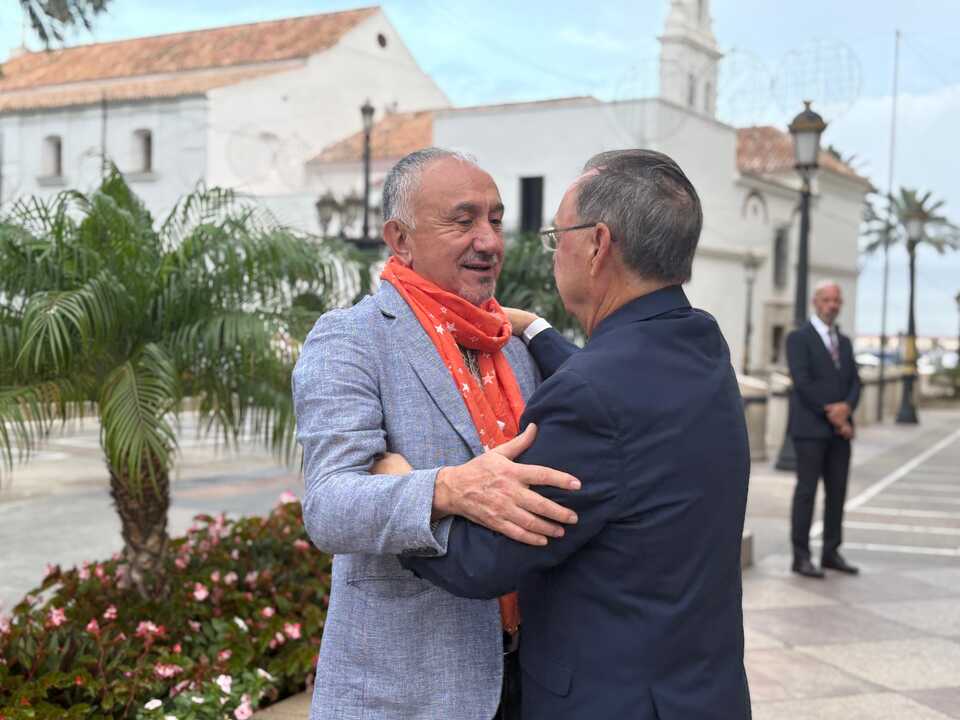 Vivas recibiendo a Pepe Álvarez a las puertas del Palacio de la Asamblea./ J.A. González