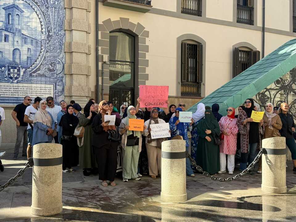 Concentración de padres del 'Ramón y Cajal' frente a las puertas del Palacio de la Asamblea./ M. Zapico
