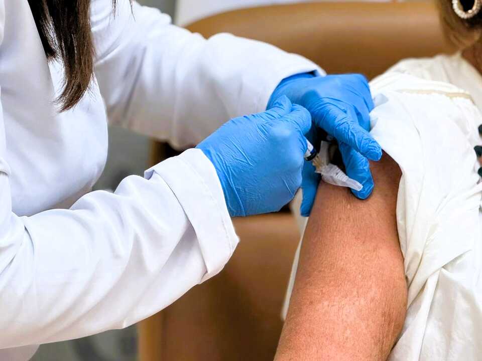 Vacuna, gripe, covid, enfermera, inyección, ingesa, sanidad / E. Arteaga
