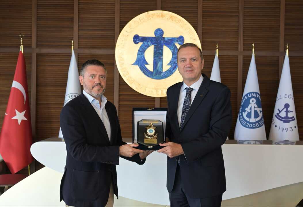 Tamer Kıran, durante el encuentro institucional, junto a Juan Manuel Doncel