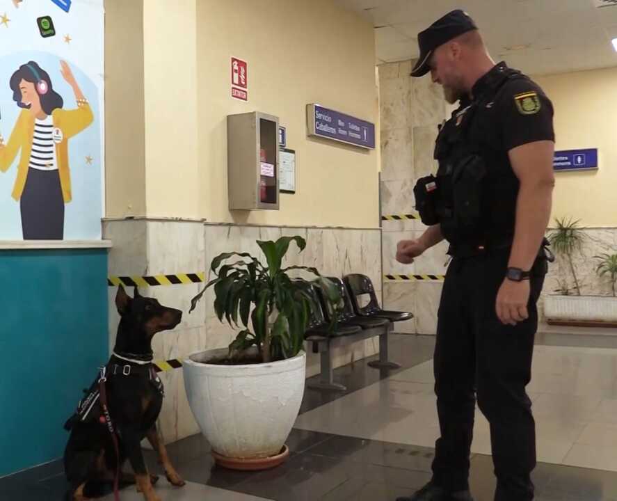 Toro y Juan Casal durante una práctica de explosivos en el puerto marítimo de Ceuta / E. Arteaga