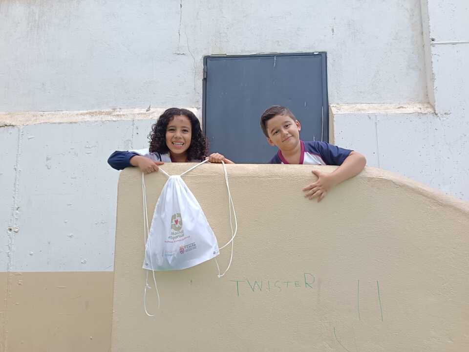 ​La Fundación AD Ceuta FC distribuye más de 5.000 mochilas