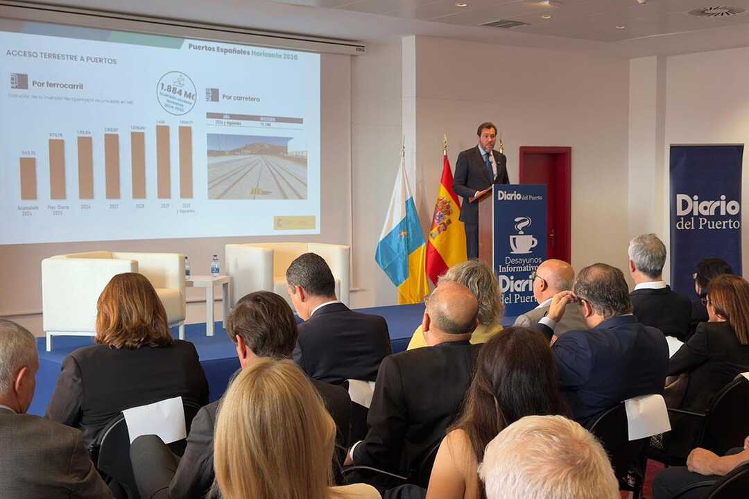 El ministro de Transportes y Movilidad Sostenible, Óscar Puente, durante el desayuno informativo organizado por Diario del Puerto, en Las Palmas de Gran Canaria
