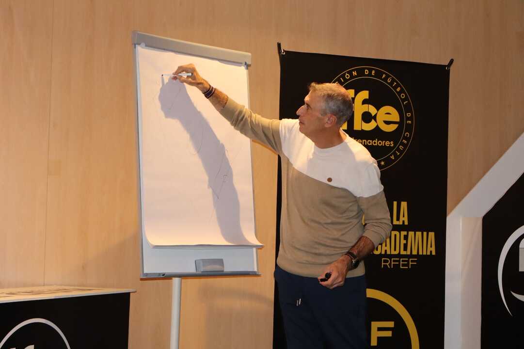 Serrano-Niño y Ginés Meléndez actualizan a entrenadores ceutíes en una jornada técnica de la RFFCE