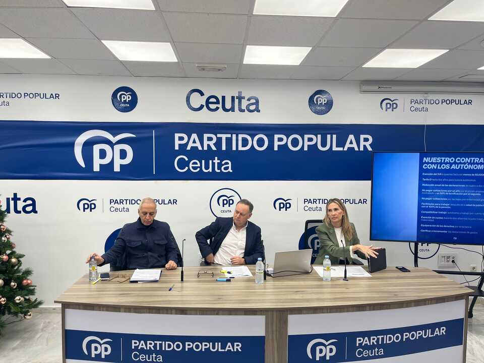 De izda. a derecha: Abdelhakim Abdeselam, Javier Celaya y Cristina Díaz./ J.A. González