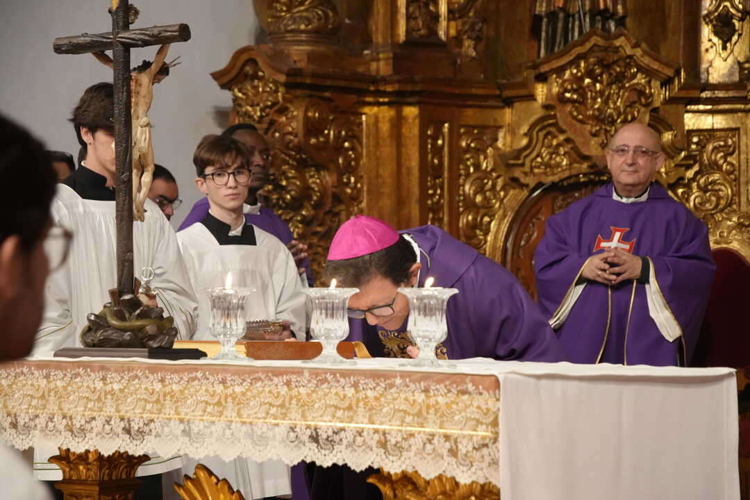 Ramón Valdivia en su primera misa en la Iglesia de África (16)