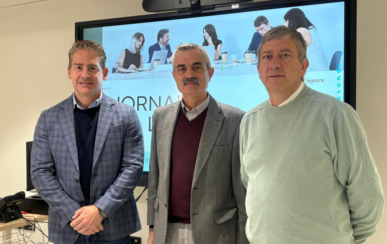 El presidente de la Cámara de Comercio junto al director provincial del SEPE y el responsable del COE / Alma Palomino