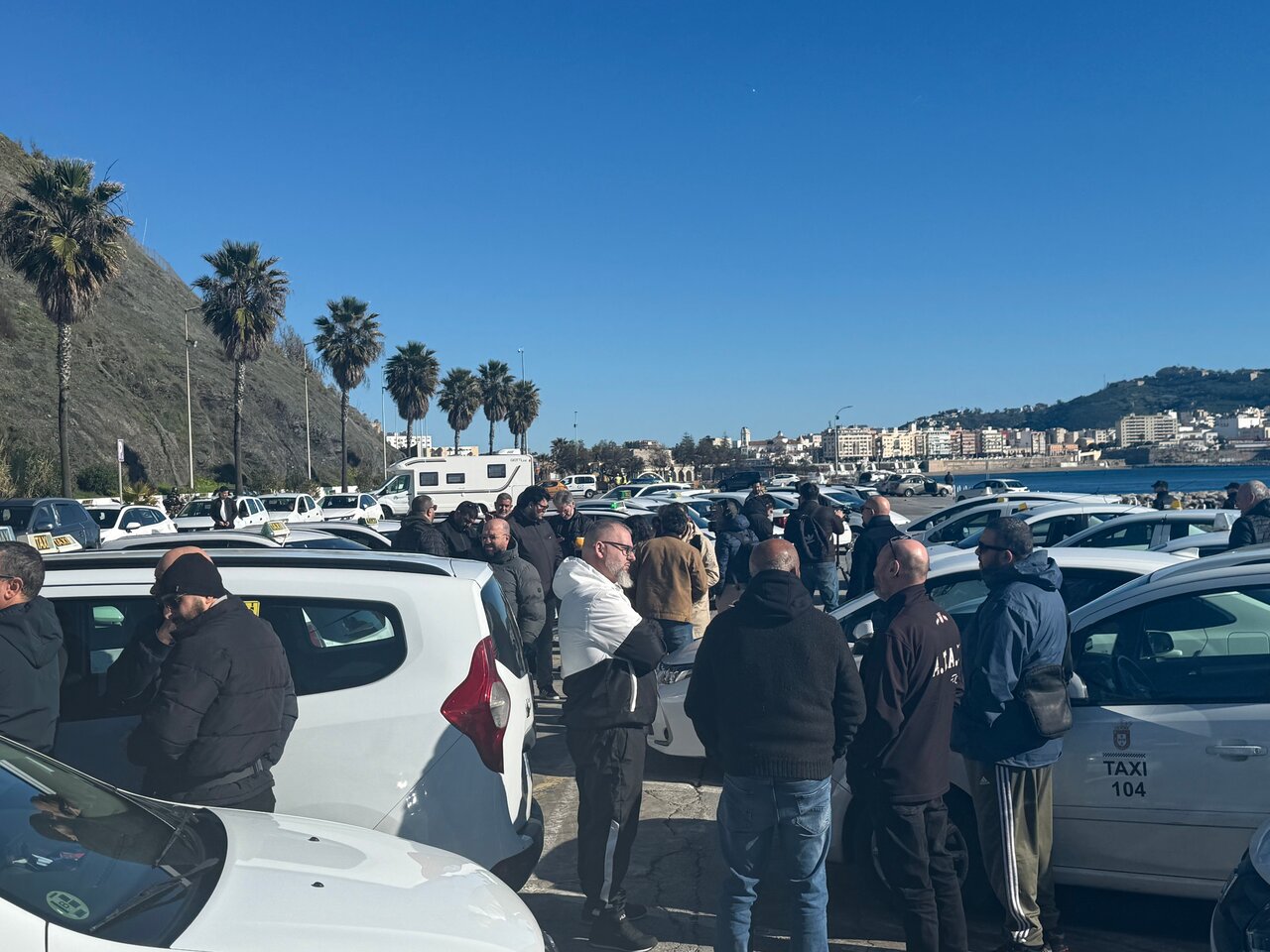 Concentración de taxi en la explanada del Chorillo / M.Zapico