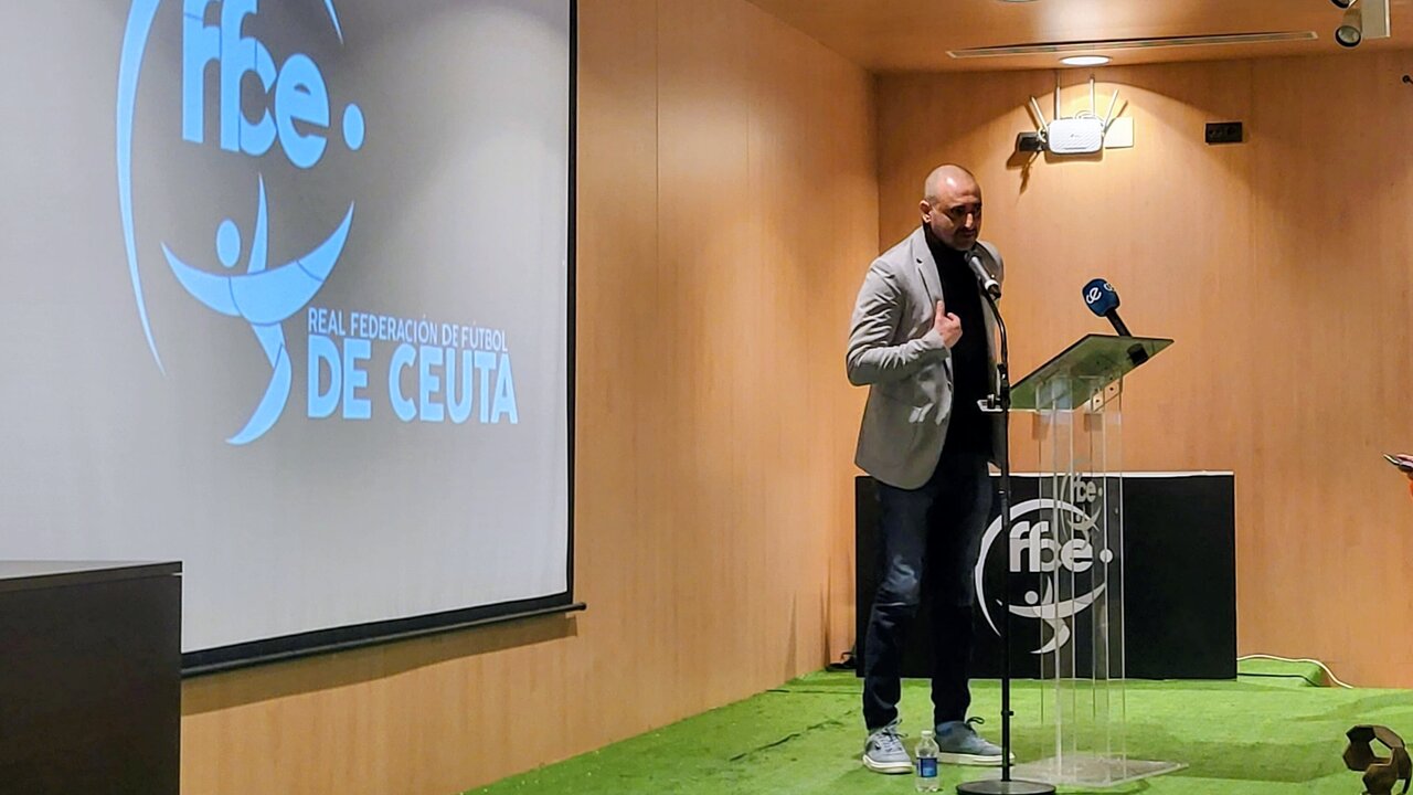 Homenaje de la afición del Ceuta a Luhay Hamido en la Real Federación de Fútbol