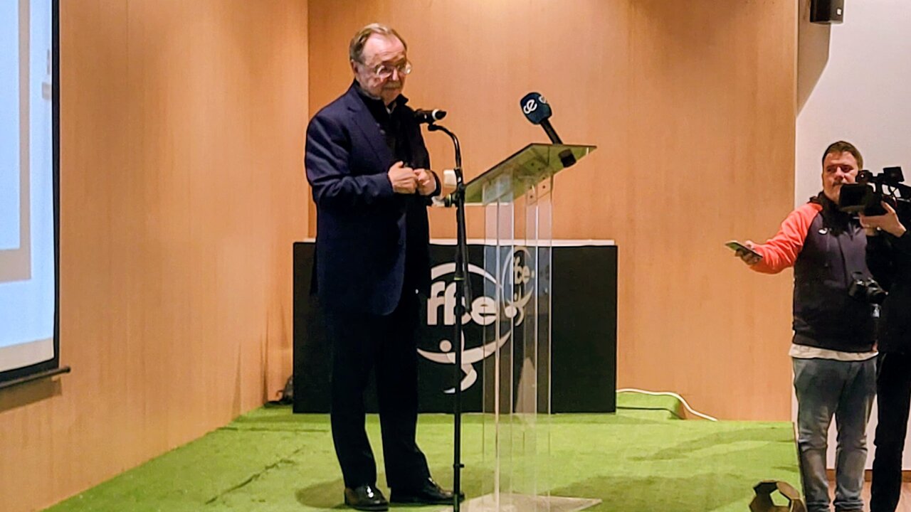 Homenaje de la afición del Ceuta a Luhay Hamido en la Real Federación de Fútbol