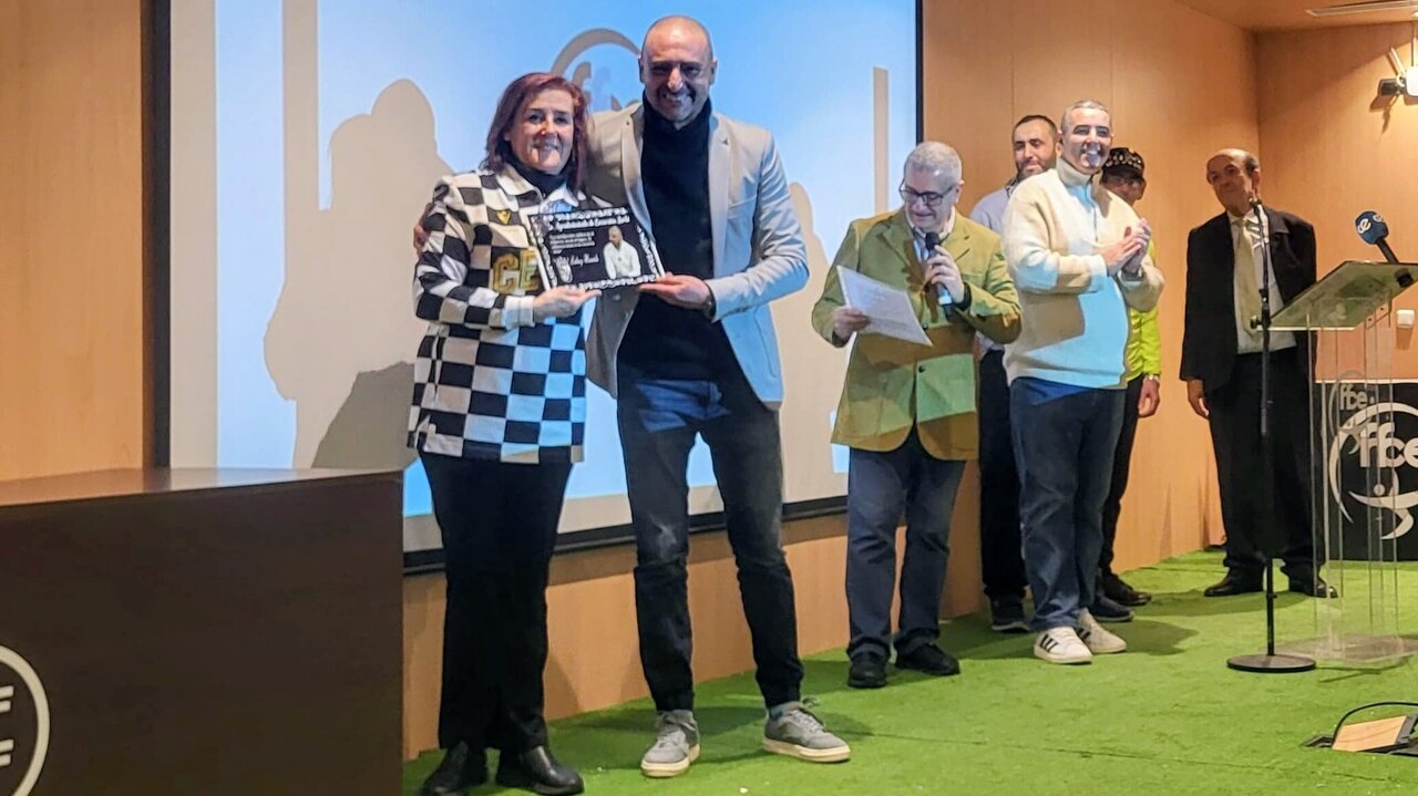 Homenaje de la afición del Ceuta a Luhay Hamido en la Real Federación de Fútbol