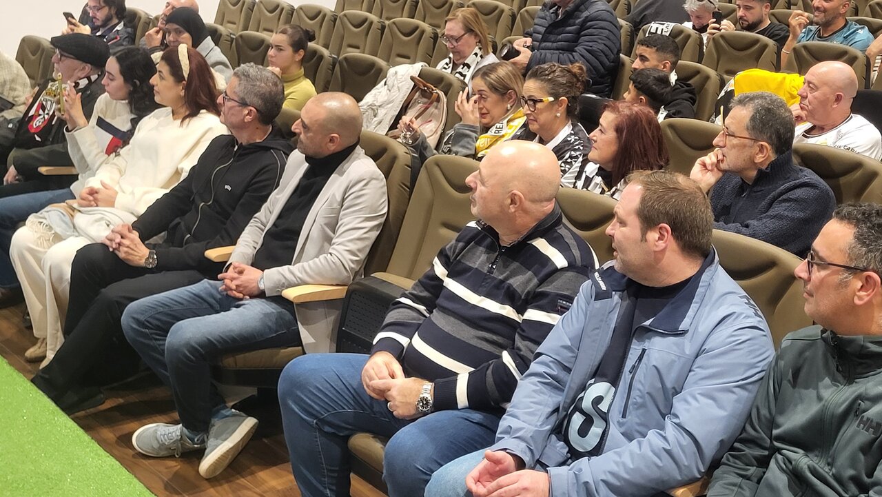 Homenaje de la afición del Ceuta a Luhay Hamido en la Real Federación de Fútbol