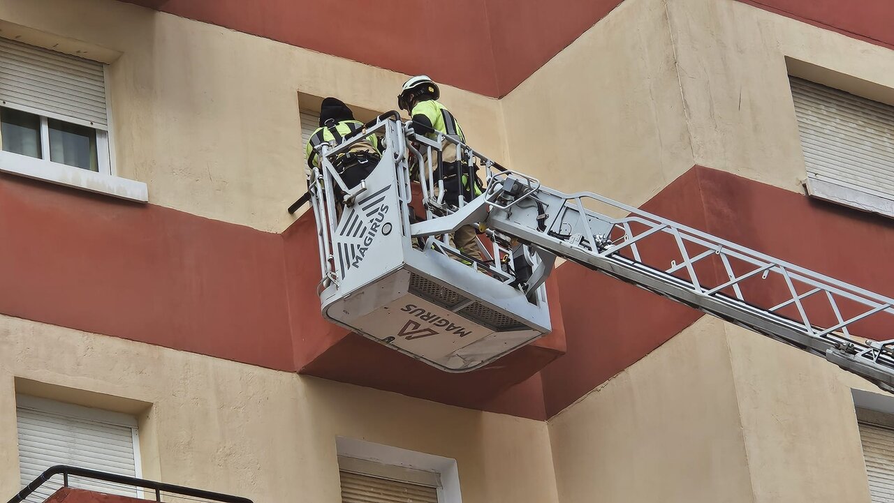 Los bomberos aseguran fachadas en el Polígono Virgen de África / C.A.