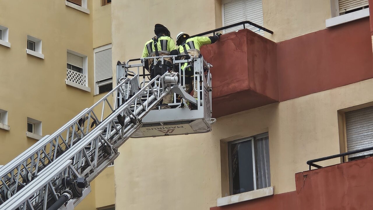 Los bomberos aseguran fachadas en el Polígono Virgen de África / C.A.