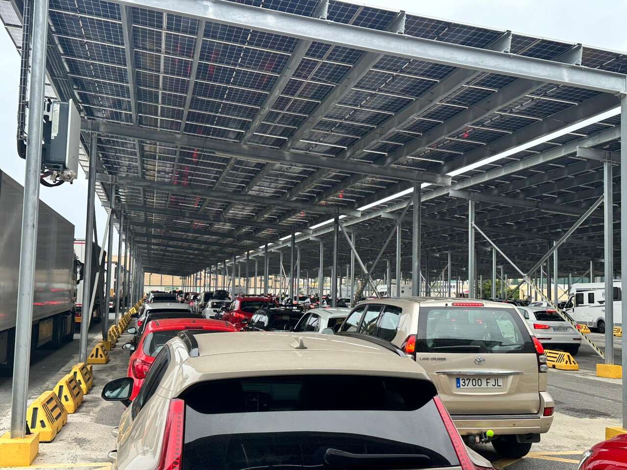 Estación marítima embarque lleno coches