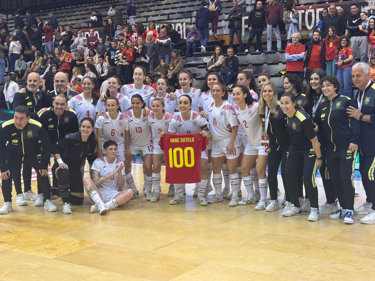 Chito, jefe de expedición con la selección femenina de fútbol sala en Portugal