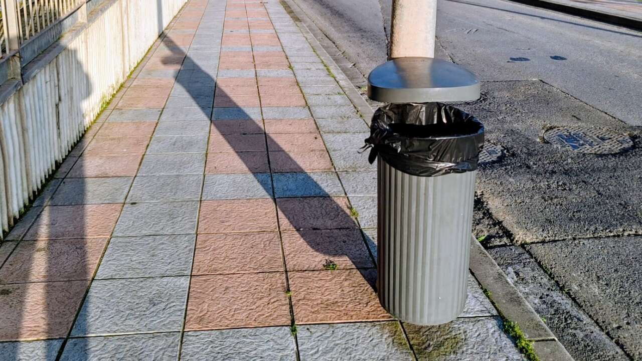 Instalación de papeleras en Loma Colmenar