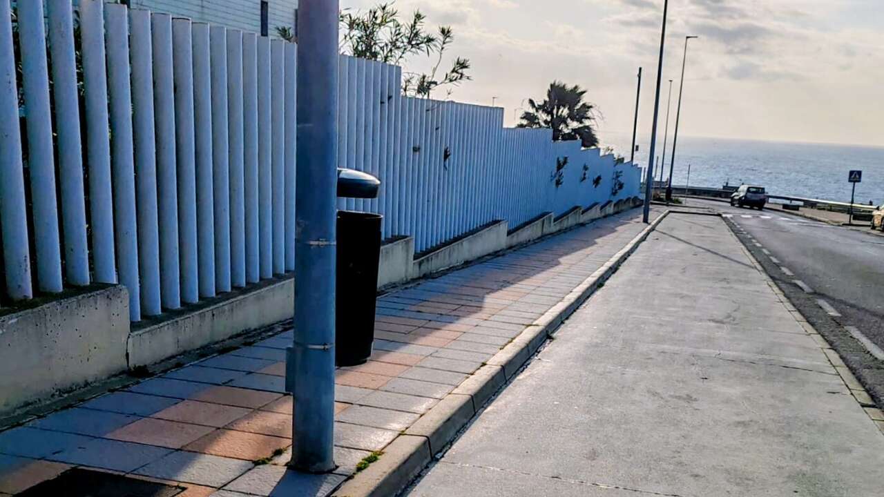 Instalación de papeleras en Loma Colmenar
