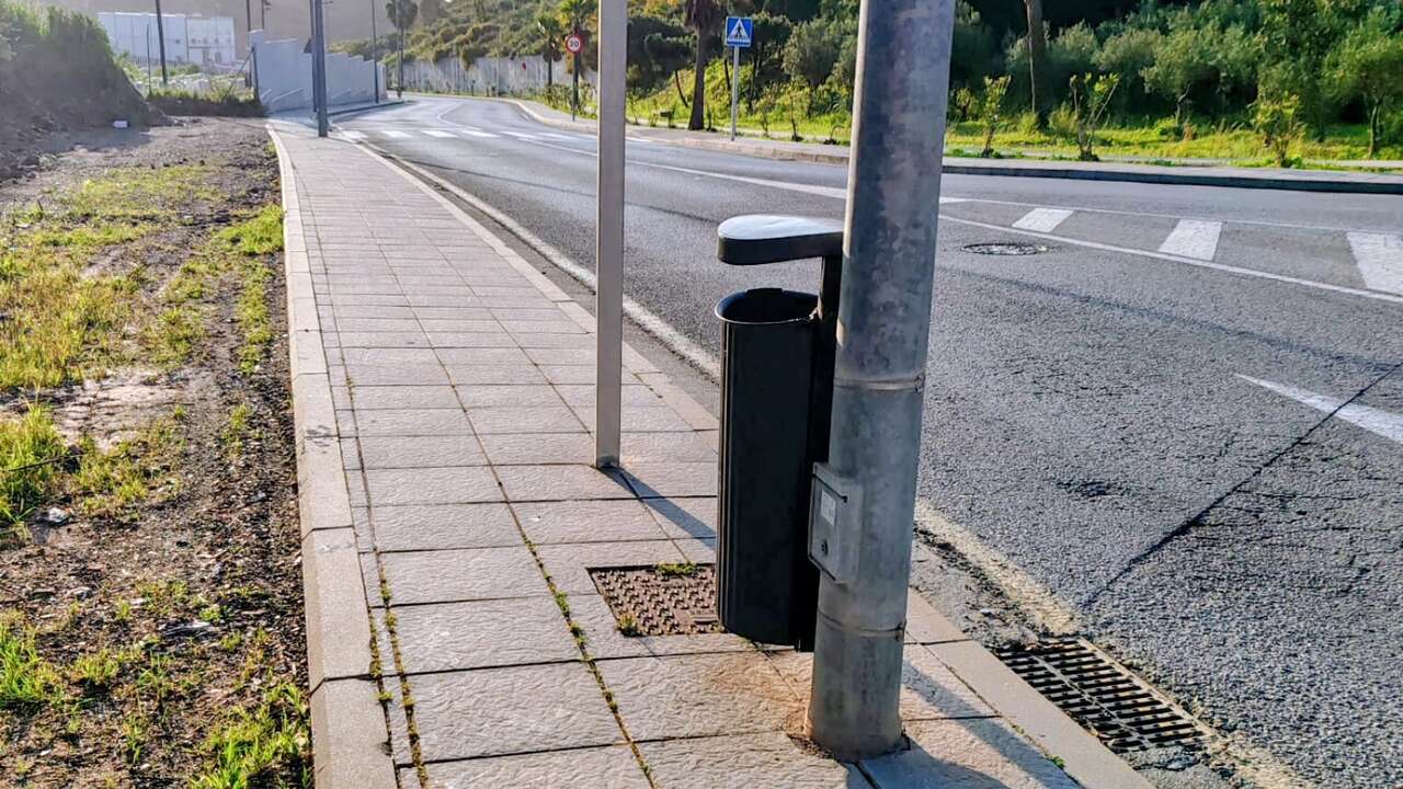 Instalación de papeleras en Loma Colmenar
