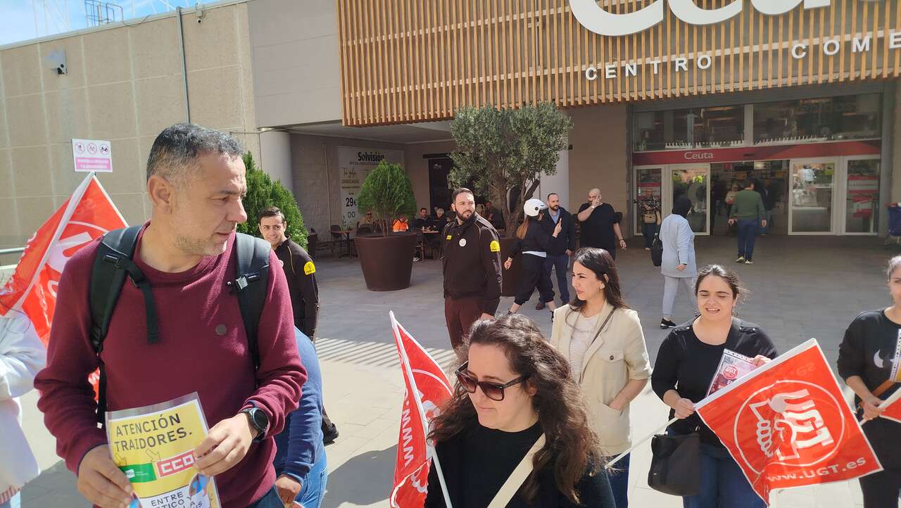 Concentración de FeSMC-UGT en Parque Ceuta en contra del acuerdo en el sector del textil / S.I.
