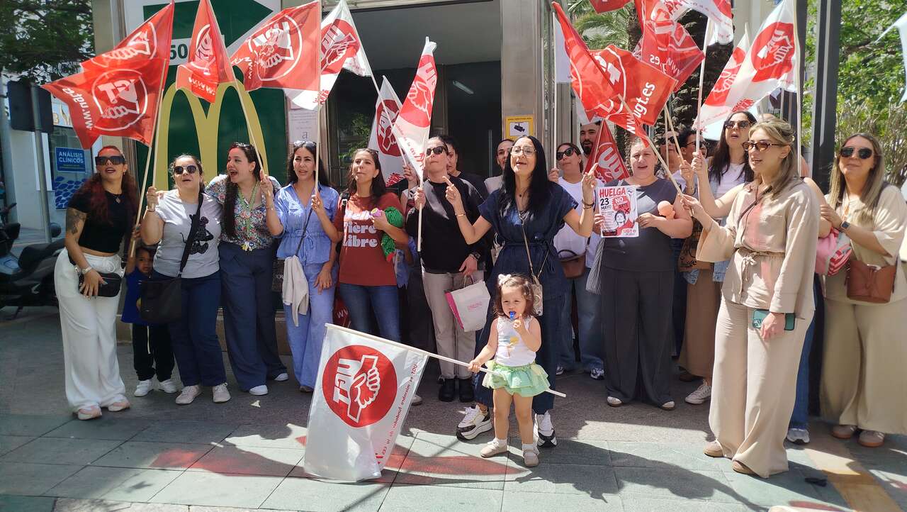 Concentración de UGT en contra del convenio de la patronal ARTE