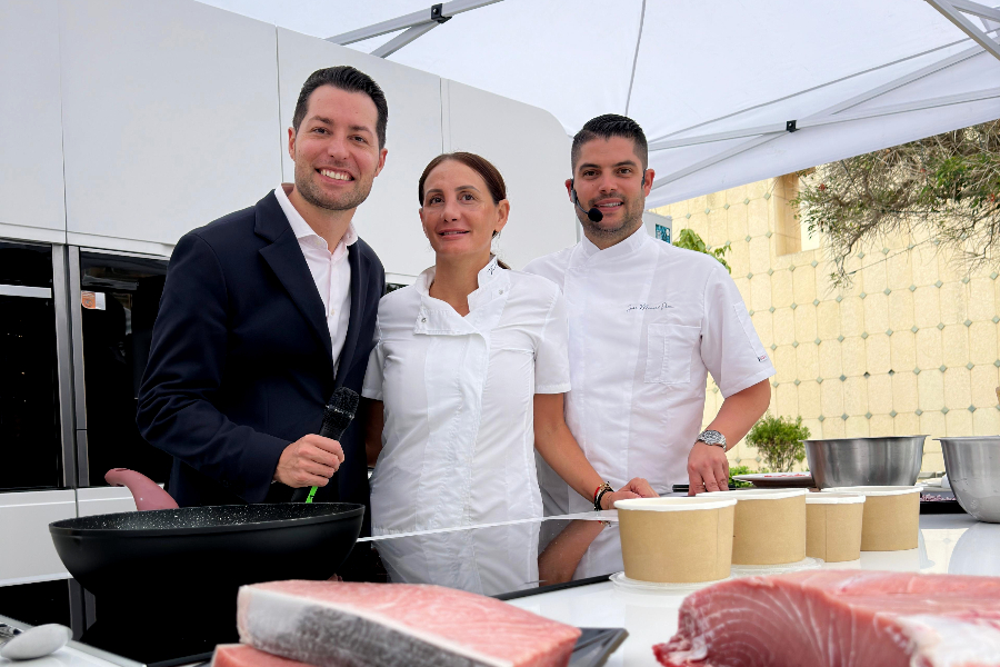 Manu Balanzino junto a los creadores de La Fresquita de Perea en la Semana Gastronómica de Ceuta